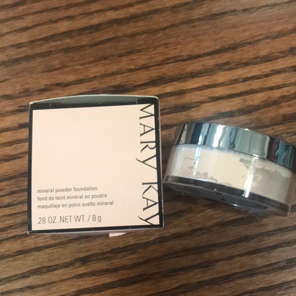 Mary Kay Mineral Powder Foundation in Ivory 0.5 Color